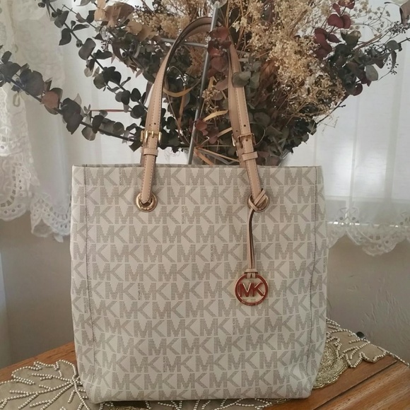 Michael Kors Handbags - Michael Kors Jet Set Vanilla Signature Tote J-1406